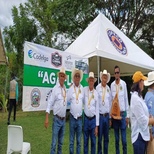 Ya se aproxima el día 12 de Noviembre.... Los esperamos en Flores, Villa de San Antonio, Comayagua..... Les tenemos preparado un gran evento taurino, estará de lo mejor....  Están todos cordialmente invitados, les esperamos Asociación de ganaderos y agricultores FLORES